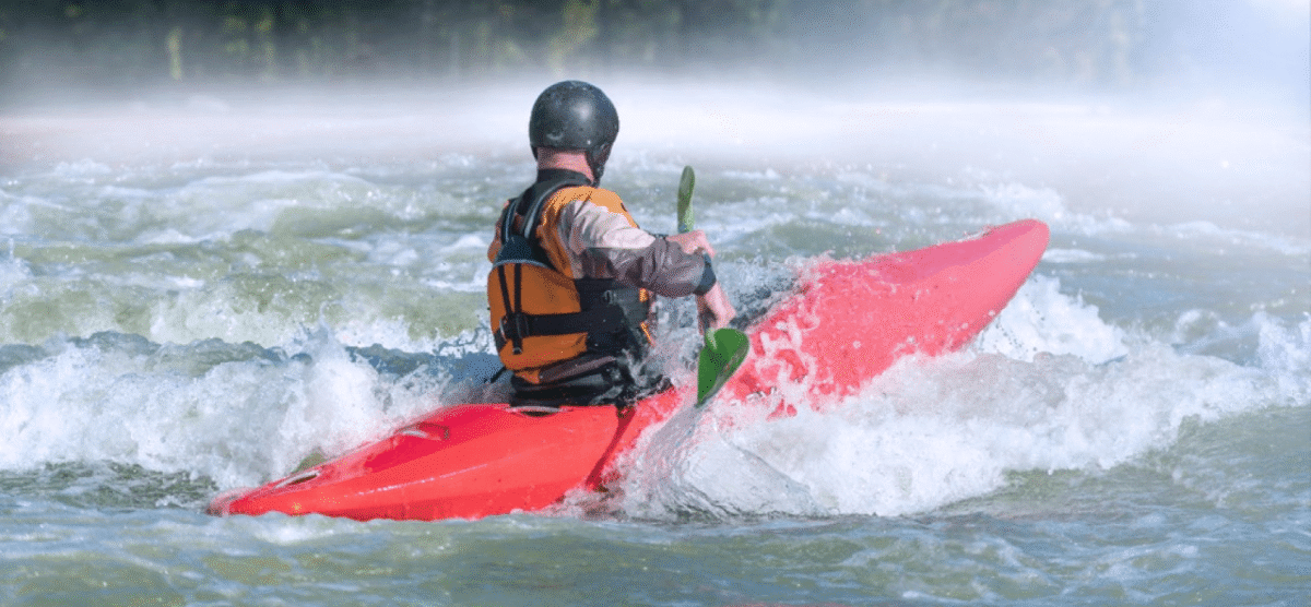Quel Équipement de Protection Choisir pour la Pratique du Kayak en Eau Vive ?