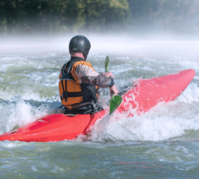 Quel Équipement de Protection Choisir pour la Pratique du Kayak en Eau Vive ?